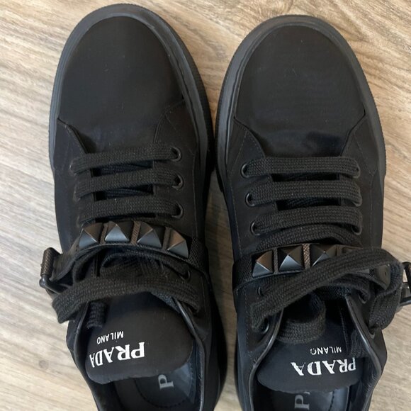 Prada Confortable Shoes! Gently worn! Won't disappoint! Authentic! - Picture 5 of 6